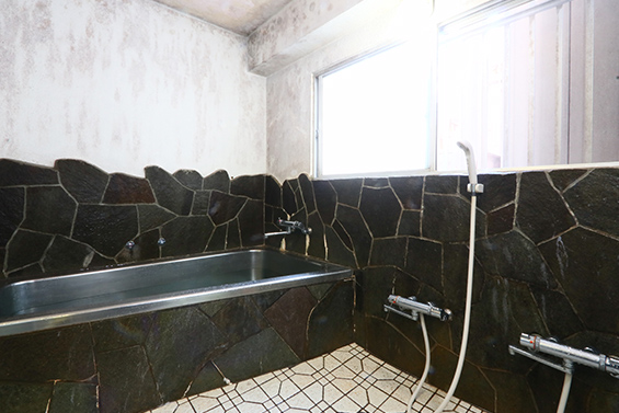 共同のお風呂が2つあり、貸切風呂としてご利用いただけます。